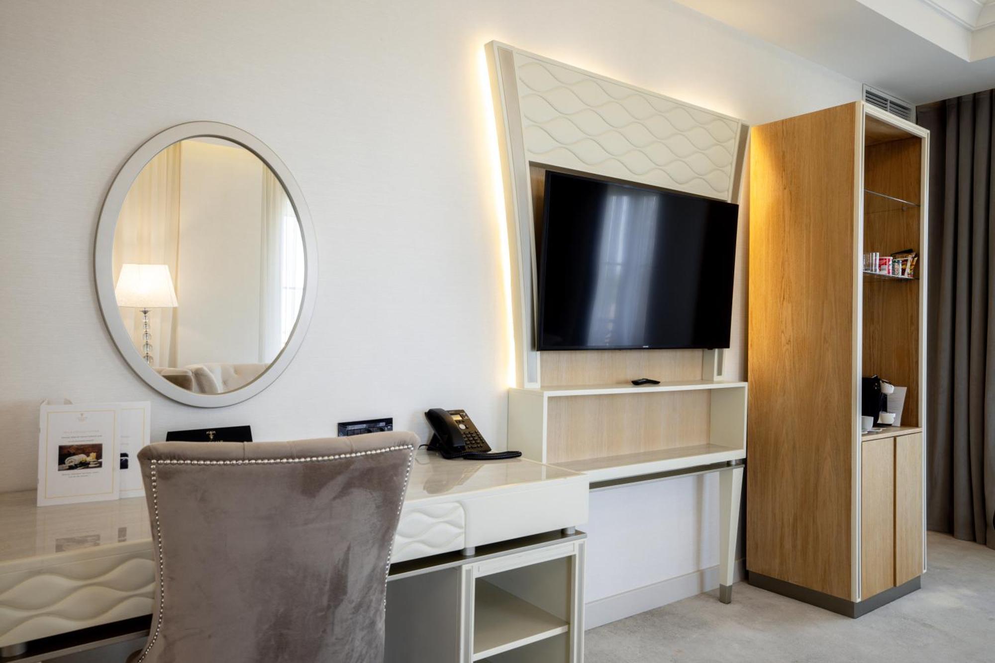 Tresor Le Palais Timisoara, Curio Collection By Hilton Hotel Exterior foto