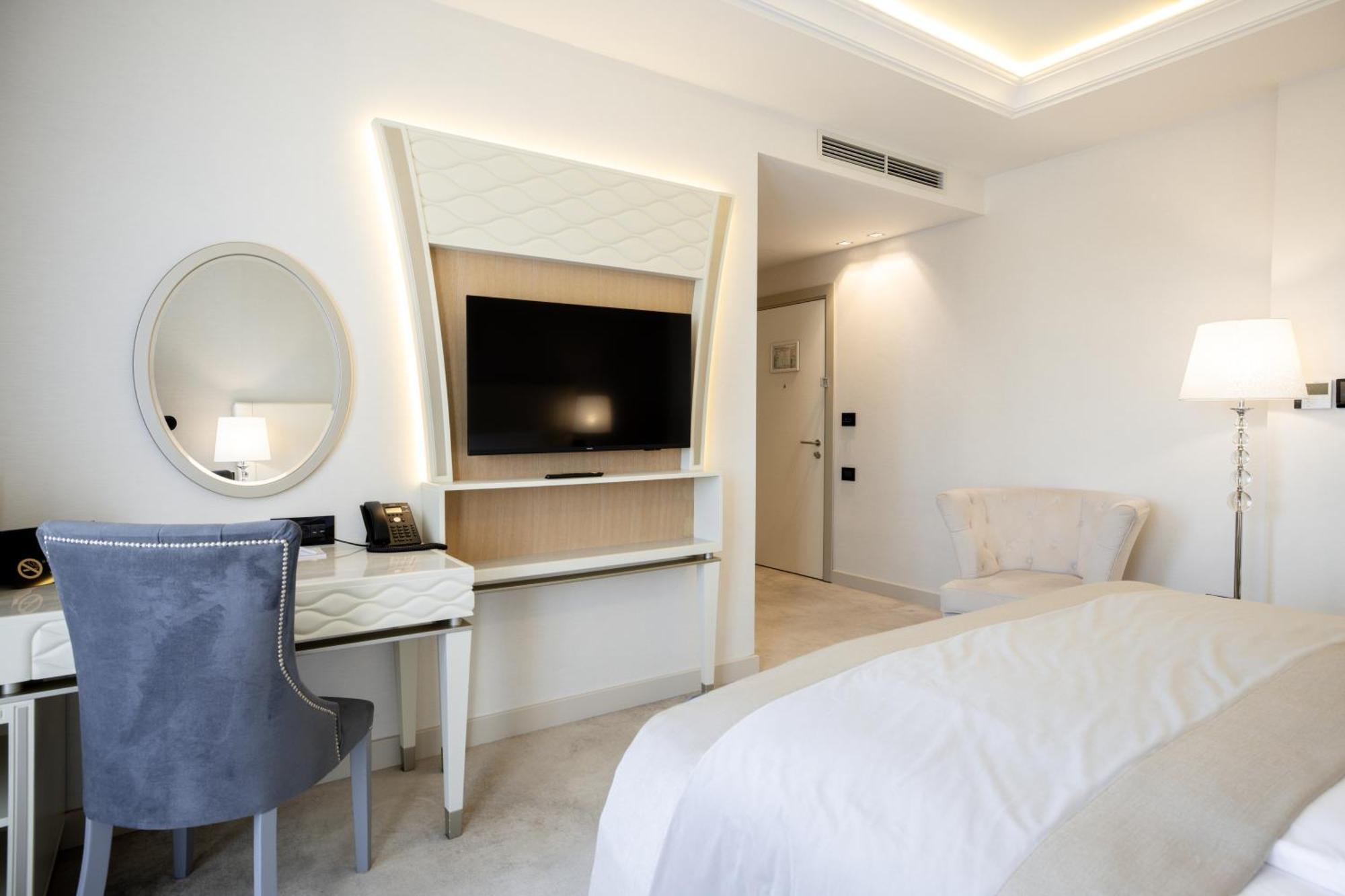Tresor Le Palais Timisoara, Curio Collection By Hilton Hotel Exterior foto