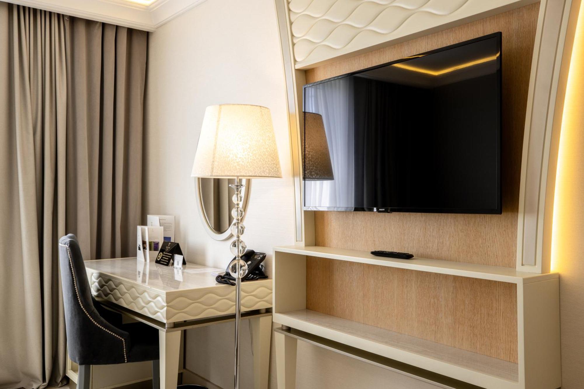 Tresor Le Palais Timisoara, Curio Collection By Hilton Hotel Exterior foto